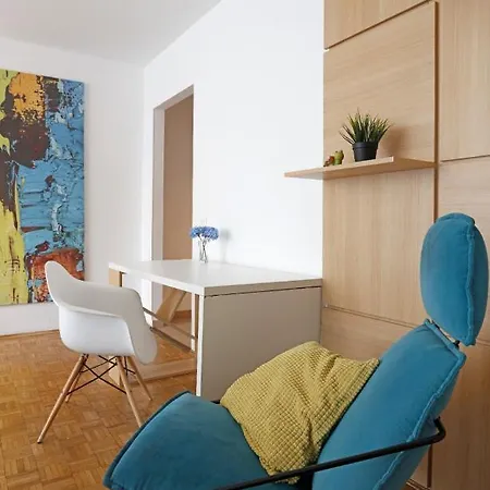 Lovely 2 Bedroom Near Old Town Apartamento
