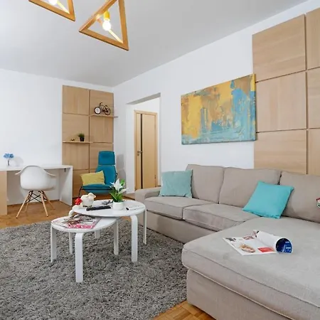 Lovely 2 Bedroom Near Old Town Apartamento