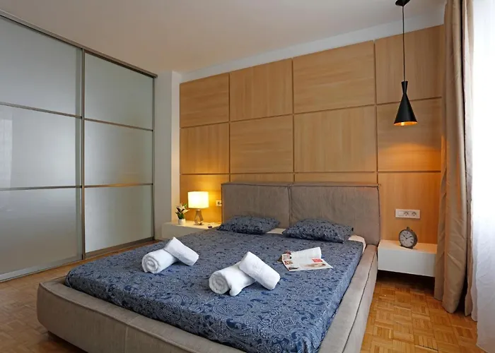 Апартаменти Lovely 2 Bedroom Near Old Town Бухарест