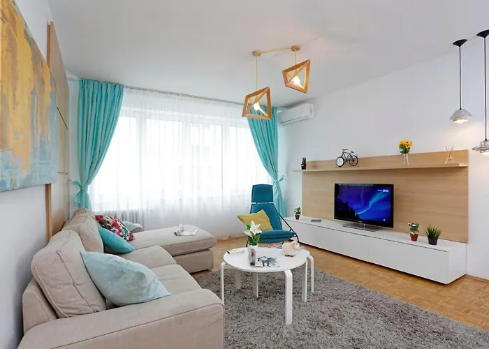 Апартаменти Lovely 2 Bedroom Near Old Town Бухарест