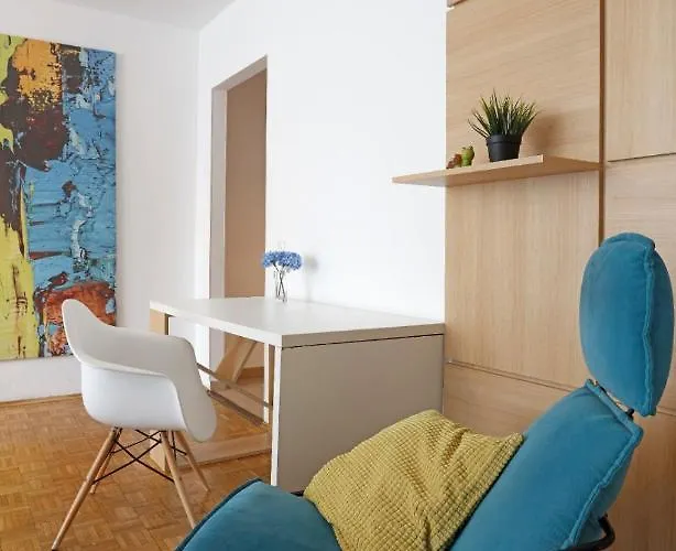 Lovely 2 Bedroom Near Old Town Apartment
